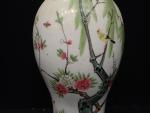 CHINE (XXème) Grand vase balustre en porcelaine à décor polychrome...