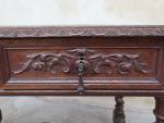 Table bureau de style Louis XIII, reposant sur un piètement...