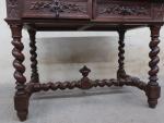 Table bureau de style Louis XIII, reposant sur un piètement...