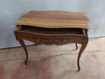 Table bureau de style Louis XV, ouvrant par un tiroir...
