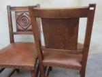 Suite de quatre chaises contemporaines en bois mouluré, dossiers à...