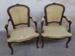 Paire de fauteuils de style Louis XV en bois mouluré...