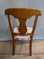 Suite de quatre chaises en bois naturel, dossier ajouré, assise...