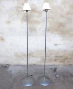 Paire de lampadaires de salon contemporains. H. 133 cm