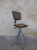 BAO. Chaise d'atelier réglable en métal chromé, piètement quadripode. H....