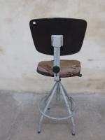 BAO. Chaise d'atelier réglable en métal chromé, piètement quadripode. H....