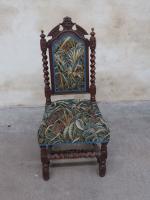 Chaise de style Louis XIII avec dossier en bois sculpté...