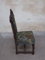 Chaise de style Louis XIII avec dossier en bois sculpté...