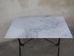 Table de bistrot en fer forgé, plateau de marbre blanc...
