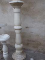 Trois colonnes en albâtre dont deux électrifiées. H. 100 cm,...