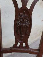 Chaise cannée à dossier ajouré sculpté d'une corbeille de fleurs.