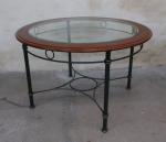 Table contemporaine, le plateau circulaire en bois et verre, le...