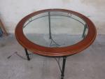 Table contemporaine, le plateau circulaire en bois et verre, le...