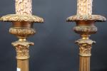 Paire de pique-cierges en bronze doré, base tripode à médaillons...
