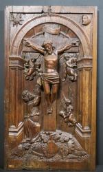 Panneau en bois sculpté en haut-relief du Christ en Croix...