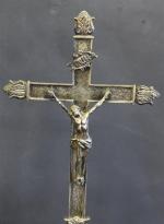 Deux crucifix de chevet en laiton et métal argenté, ép....