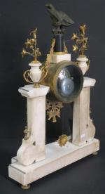 Pendule portique d'époque Louis XVI en marbre blanc et noir,...