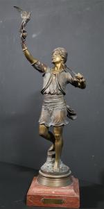 DEBUT Marcel (1865-1933) : Fauconnier. Bronze patiné, signé. Haut :...