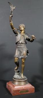 DEBUT Marcel (1865-1933) : Fauconnier. Bronze patiné, signé. Haut :...
