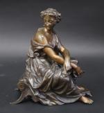 DUCHOISELLE (XIX-XX) : Jeune muse assise. Bronze patiné, signé. Haut....