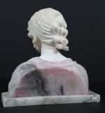Buste de jeune fille en albâtre, vers 1900. Haut :...