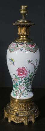 Lampe de forme balustre en porcelaine de Chine à décor...