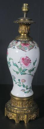 Lampe de forme balustre en porcelaine de Chine à décor...