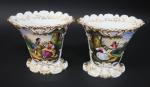 Paire de vases cornets de forme aplatie en porcelaine d'époque...