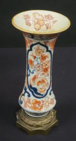 BAYEUX : Vase de forme évasée en porcelaine à décor...