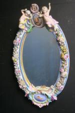 ALLEMAGNE : Miroir ovale en porcelaine à décor polychrome de...