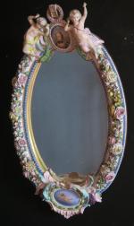 ALLEMAGNE : Miroir ovale en porcelaine à décor polychrome de...