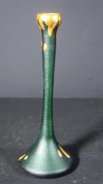 DELVAUX : Vase soliflore en verre vert à décor givré...