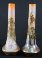 LEUNE : Paire de vases à long col en verre...