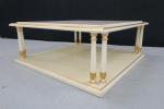 Table basse de forme carrée de style néoclassique en bois...