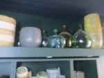 5 vases et cache-pots divers, 9 bouteilles verre, 113 céramiques...