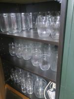 5 vases et cache-pots divers, 9 bouteilles verre, 113 céramiques...