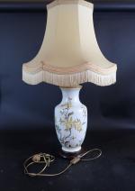 Lampe moderne en porcelaine à décor polychrome de branches fleuries....