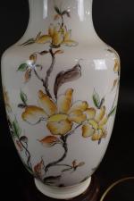 Lampe moderne en porcelaine à décor polychrome de branches fleuries....