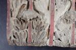 Chapiteau plat en bois sculpté de feuilles d'acanthes et polychrome,...