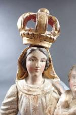 Vierge couronnée à l'Enfant en bois sculpté polychromé, le socle...