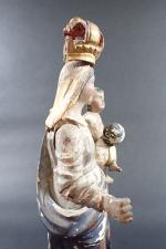 Vierge couronnée à l'Enfant en bois sculpté polychromé, le socle...