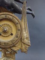 Pendule d'époque Restauration en bronze doré et patiné à décor...