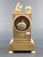 Petite pendule borne d'époque Restauration en bronze doré, surmontée d'un...
