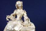 Pendule en bronze doré d'époque Romantique représentant une jeune femme...