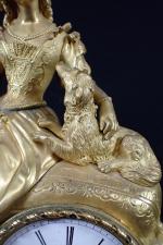 Pendule en bronze doré d'époque Romantique représentant une jeune femme...