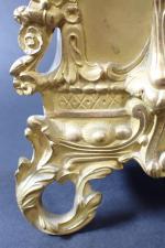 Pendule en bronze doré d'époque Romantique représentant un jeune jardinier...