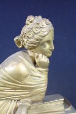 MOUREY Philippe (1840-1910) bronzier : Pendule en albâtre surmontée d'un...