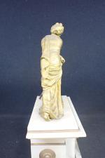 MOUREY Philippe (1840-1910) bronzier : Pendule en albâtre surmontée d'un...