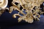 Importante pendule de style Régence en bronze doré à décor...