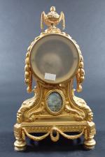 Petite pendule de style Louis XVI en bronze doré à...